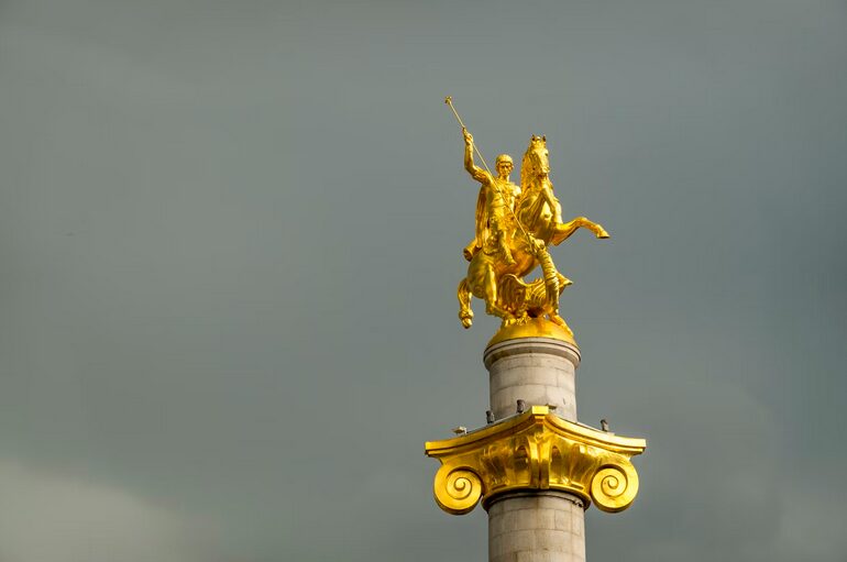 statue